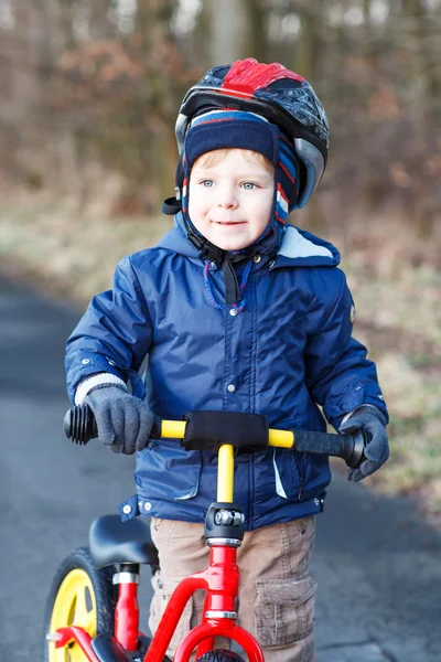 2 years old toddler riding on his first bike — Stock Photo, Image