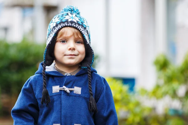 Portret van schattige peuter jongen glimlachend op koude winterdag. — Stockfoto