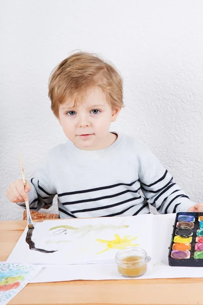 Милый двухлетний мальчик, развлекающийся живописью. — стоковое фото
