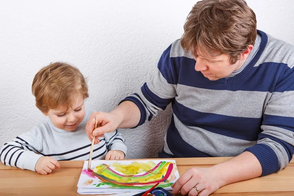 Father and little boy of two years having fun painting — Stock Photo, Image