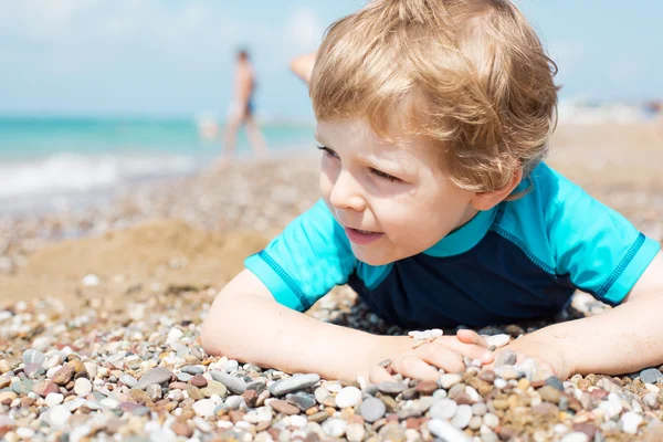 Retrato del niño rubio en la playa en verano . — Foto de Stock