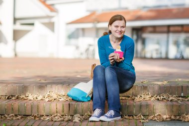 genç kadın yaz Park'ta dondurma yeme.