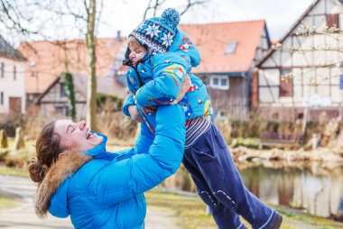 çok güzel beyaz küçük çocuk ve annesi köprüde outd sarılma