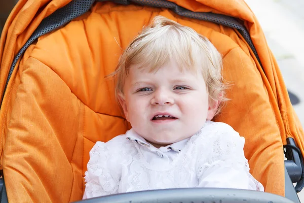 Pequeño niño en blanco bautizo vestido de la ropa — Foto de Stock