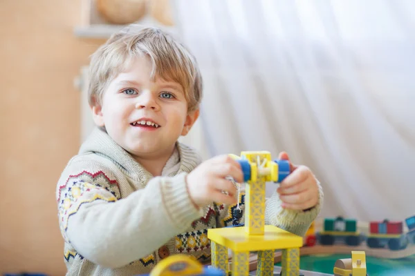 Lilla barn pojke leker med trä leksak, inomhus — Stockfoto