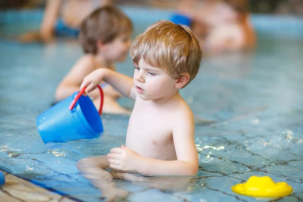 Aktiviteter på poolen, småbarn pojke bad, ha kul och pla — Stockfoto