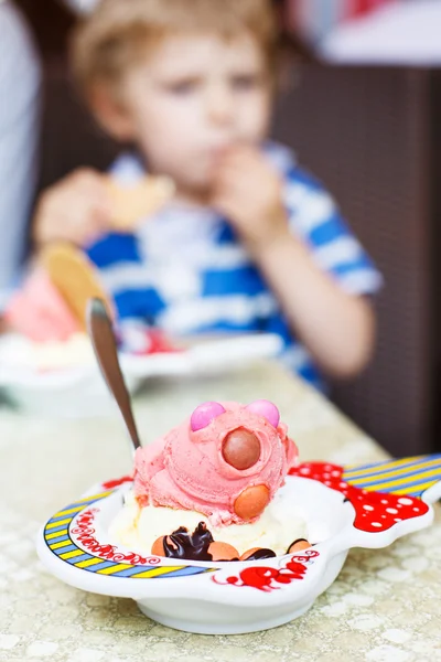 Rosa glass för barn med färgglada choklad droppar med k — Stockfoto