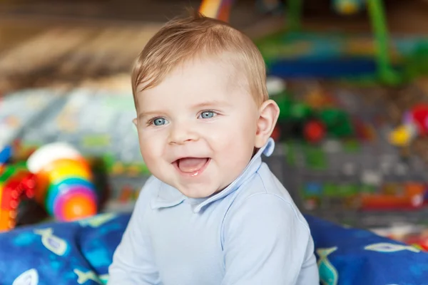 Portret van schattige babyjongen van 6 maanden thuis. — Stockfoto