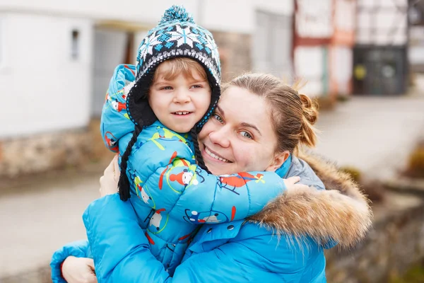 Bedårande kaukasiska lilla pojke och mamma kramas på bron, utomhus — Stockfoto