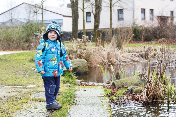 Retrato de lindo niño caucásico en ropa de abrigo en d frío —  Fotos de Stock