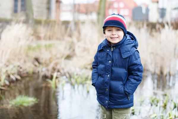 Portrait de mignon garçon tout-petit caucasien en vêtements chauds sur froid d — Photo