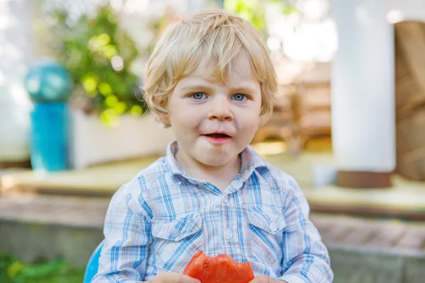 Adorable petit garçon tout-petit avec des cheveux blonds manger pastèque i — Photo