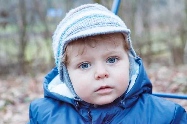 Retrato de niño de un año en ropa azul al aire libre . — Foto de Stock