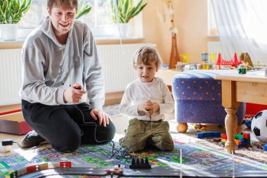 Baba ve oğul ile yarış arabaları pist üzerinde kapalı, otomobil ile oynama