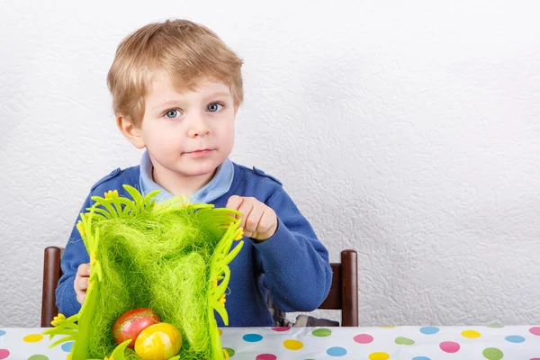 Lilla barn pojke vara lycklig om selfmade påskägg — Stockfoto