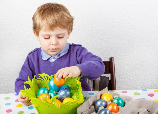 Little toddler boy being happy about selfmade Easter egg — Stock Photo, Image