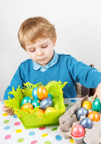 Маленький хлопчик щасливий за саморобне великоднє яйце — стокове фото