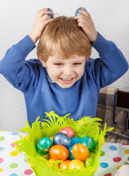 Pequeño niño siendo feliz acerca de huevo de Pascua hecho a sí mismo —  Fotos de Stock