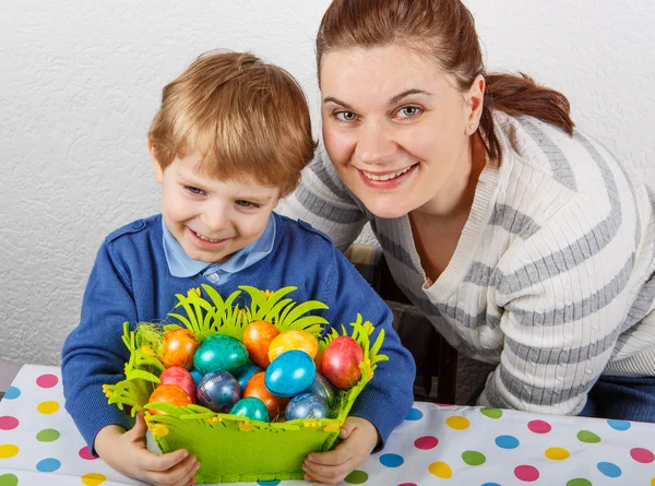 Malý chlapec a jeho matka byla radost selfmade velikonoční vajíčka — Stock fotografie