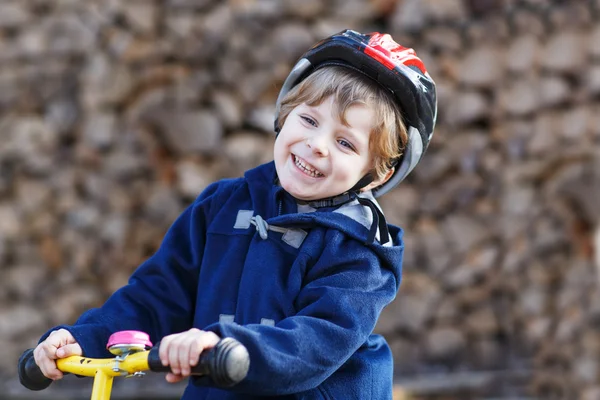 村や街で小さな男の子乗馬の自転車 — ストック写真