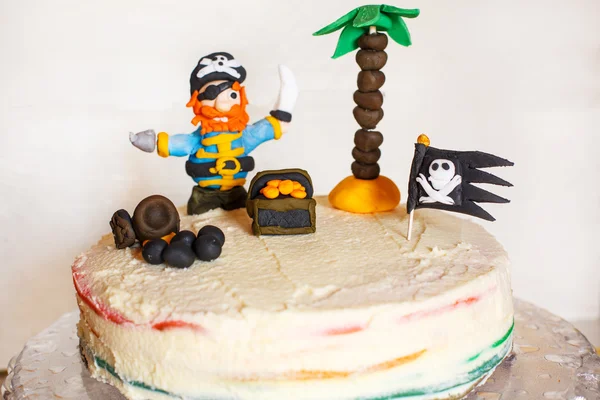 De cake van de regenboog van zelfgemaakte piraat voor van de jong geitjeverjaardag — Stockfoto