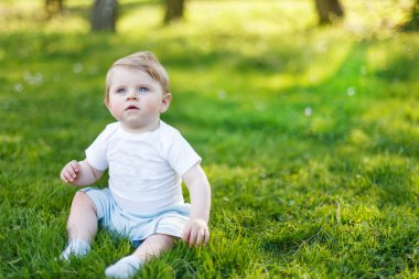 güzel beyaz bebek altı aylık toplam yeşil çimenlerin üzerinde