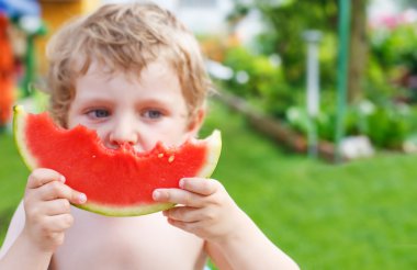 sarışın saç taze karpuz yeme ile beyaz küçük çocuk