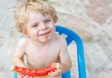 sarışın saç taze karpuz yeme ile beyaz küçük çocuk