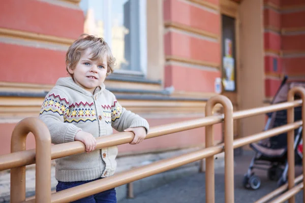 Kleine Kaukasische peuter jongen plezier, buitenshuis — Stockfoto