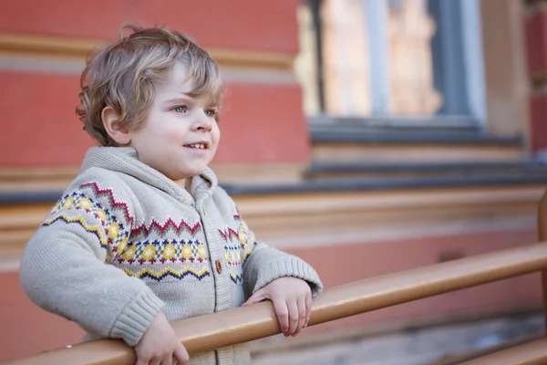 Piccolo ragazzo caucasico bambino divertirsi, all'aperto — Foto Stock