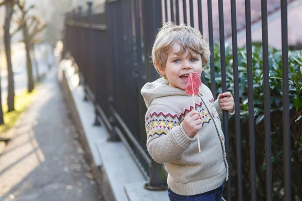 Little caucasian toddler boy having fun, outdoors — Stock Photo, Image