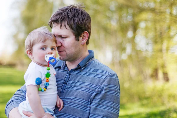 Família caucasiana feliz de dois: Pai jovem e menino em sprin — Fotografia de Stock