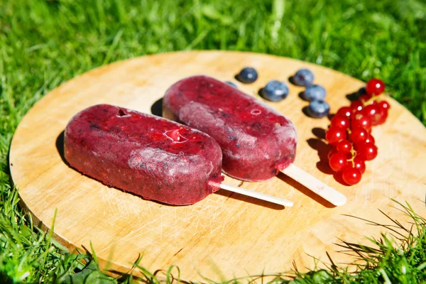 Homemade ice cream pops with different berries — Stock Photo, Image