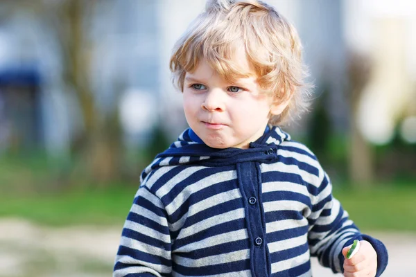 Retrato de criança menino se divertindo no parque infantil ao ar livre — Fotografia de Stock