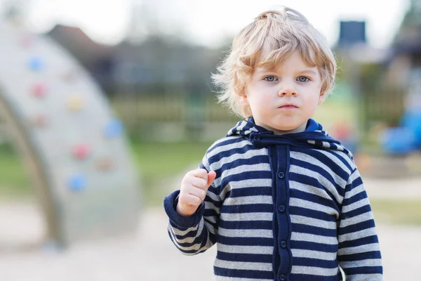 Retrato de niño pequeño divirtiéndose en el patio al aire libre —  Fotos de Stock