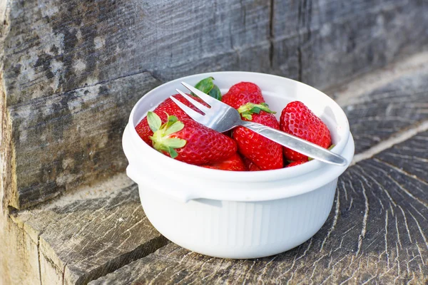 Verse aardbeien in een kom, klaar om te eten — Stockfoto