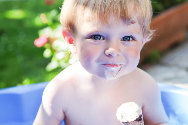 Beetje Kaukasisch peuter jongen eten van ijs in kegel — Stok fotoğraf