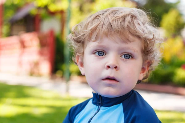 Adorabile ragazzo bambino biondo che gioca con l'acqua, all'aperto . — Foto Stock