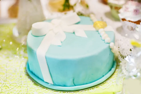 Смачний красивий весільний торт в м'якому синьому або бірюзовому — стокове фото