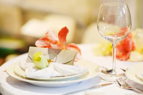 Elegantní stůl v měkké crème svatba nebo události strany. — Stock fotografie