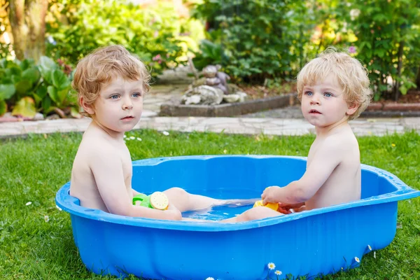 Two sibling boys having fun with water in summer — Stock Photo, Image