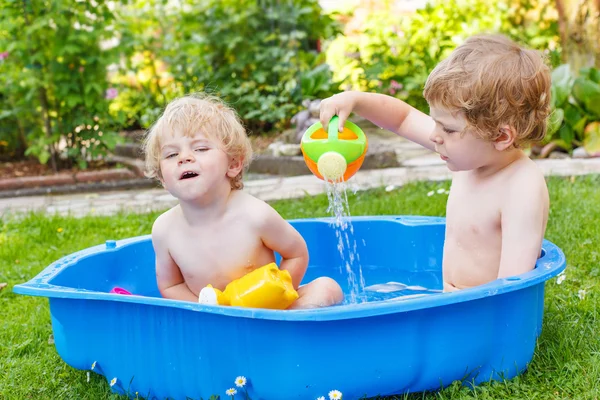 Two sibling boys having fun with water in summer — Stock Photo, Image