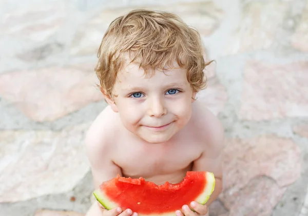 白人の小さな男の子で新鮮なスイカを食べるブロンドの毛 — ストック写真