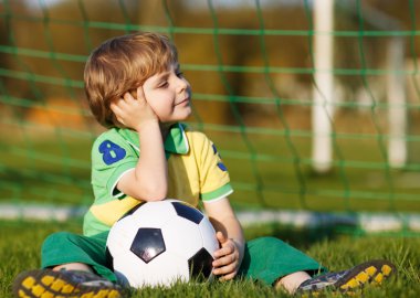 sarışın çocuk futbol futbol futbol sahasında oynamak 4