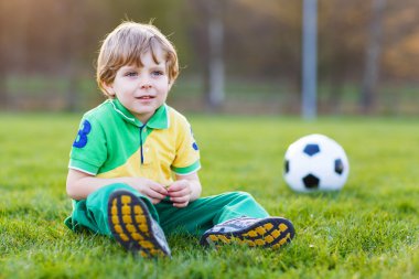 sarışın çocuk futbol futbol futbol sahasında oynamak 4