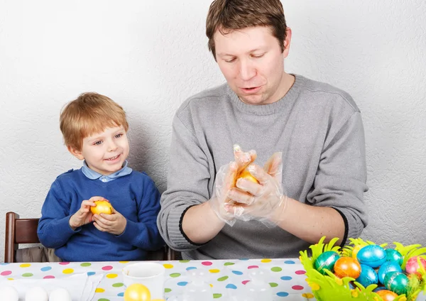 El niño y su madre están contentos con los huevos de Pascua hechos a sí mismos. — Foto de Stock