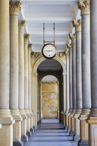 Karlovy Vary, Çek republi değirmen colonnade (mlynska kolonada) — Stok fotoğraf