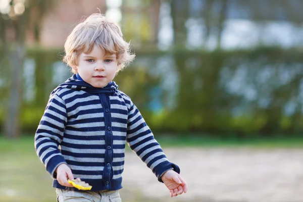 Porträt eines kleinen Jungen, der Spaß auf einem Spielplatz im Freien hat — Stockfoto