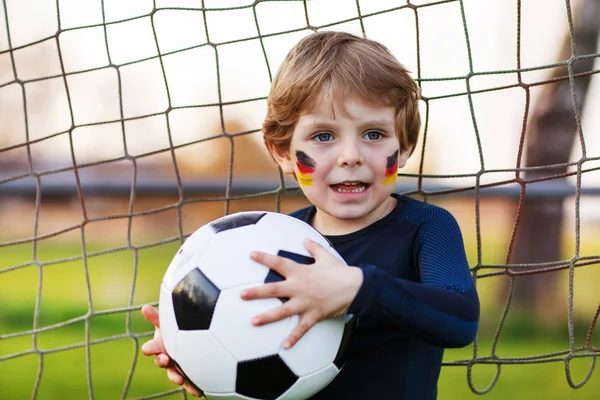 Plavovlasý chlapec 4 hrát fotbal s fotbalem na fotbalové hřiště — Stock fotografie