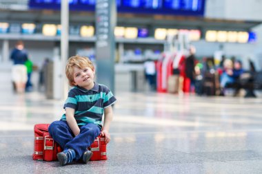 küçük çocuğa bavul Havaalanı ile tatil gezisinde
